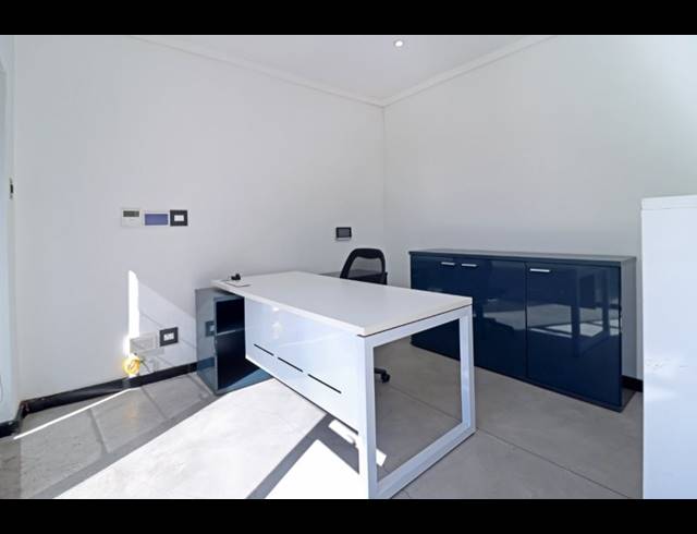 66.20M² BUSINESS TO LET IN PARKMORE